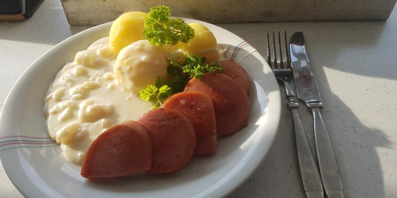 stuvad blomkål och stekt falukorv