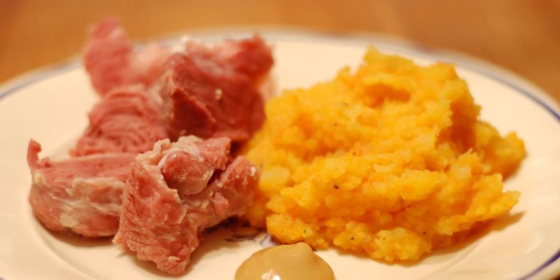 Fläsklägg med rotmos i krock pot