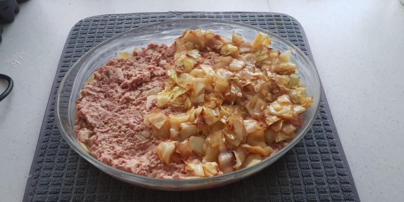 Krämig kålpudding med grädde och kalvfond