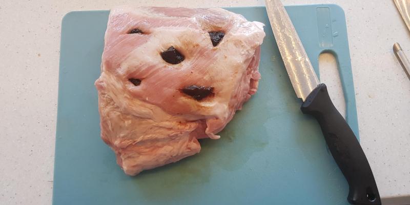 Fläskkarré på en bädd av morötter, katrinplommon, lök och äpplen