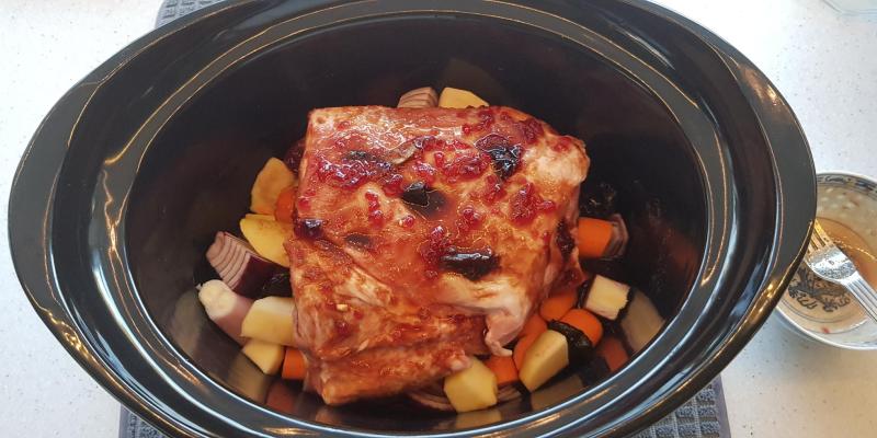 Fläskkarré på en bädd av morötter, katrinplommon, lök och äpplen