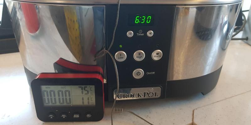 Fläskkarré på en bädd av morötter, katrinplommon, lök och äpplen