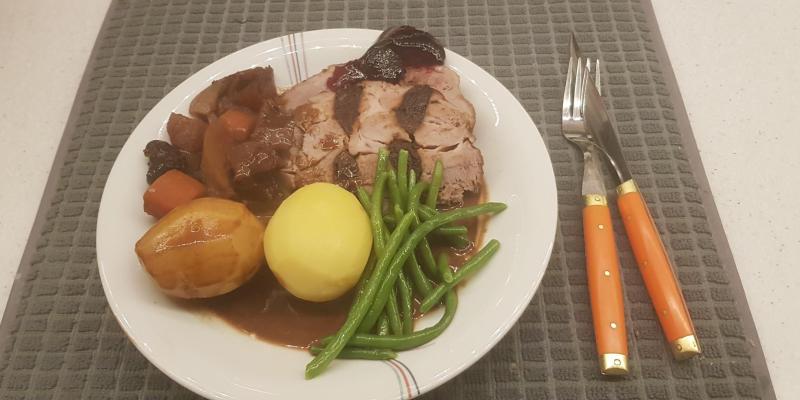 Fläskkarré på en bädd av morötter, katrinplommon, lök och äpplen