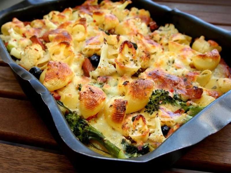 Falukorvsgratäng med ostsås och broccoli