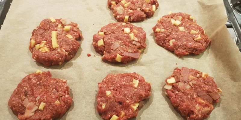 KÖTTFÄRSBIFFAR MED OST & BACON I PARMESANSÅS