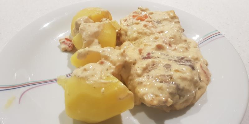 KÖTTFÄRSBIFFAR MED OST & BACON I PARMESANSÅS