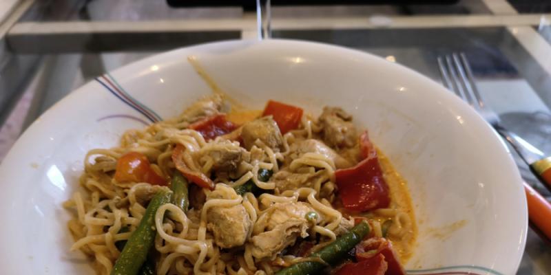 Röd curry nudlar med kyckling