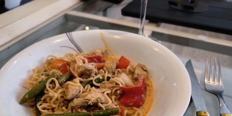 Röd curry nudlar med kyckling