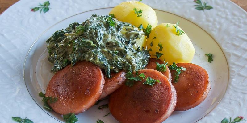 Falukorv med stuvad spenat och potatis