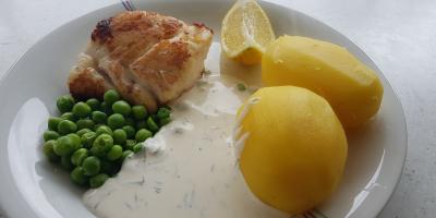 Stekt torsk med ärter och skivat smör