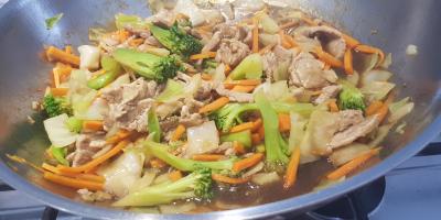 Wok med äggnudlar och fläskfilé