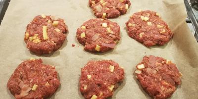 KÖTTFÄRSBIFFAR MED OST & BACON I PARMESANSÅS