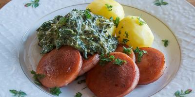 Falukorv med stuvad spenat och potatis